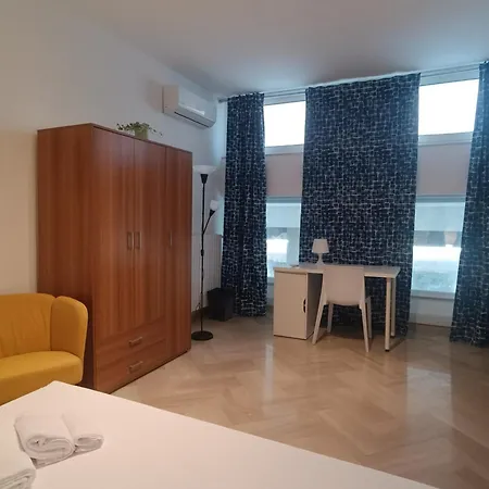 4rooms Station House Бари
