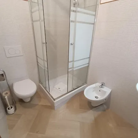 4rooms Station House アパート バーリ